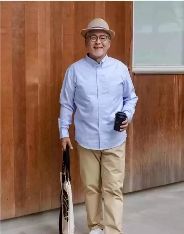 中老年男士冬季穿搭秘诀:戴帽与亮色衣的年轻魔法