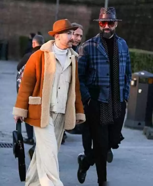 中老年男士冬季穿搭秘诀:戴帽与亮色衣的年轻魔法