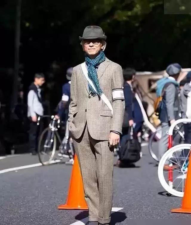 中老年男士冬季穿搭秘诀:戴帽与亮色衣的年轻魔法