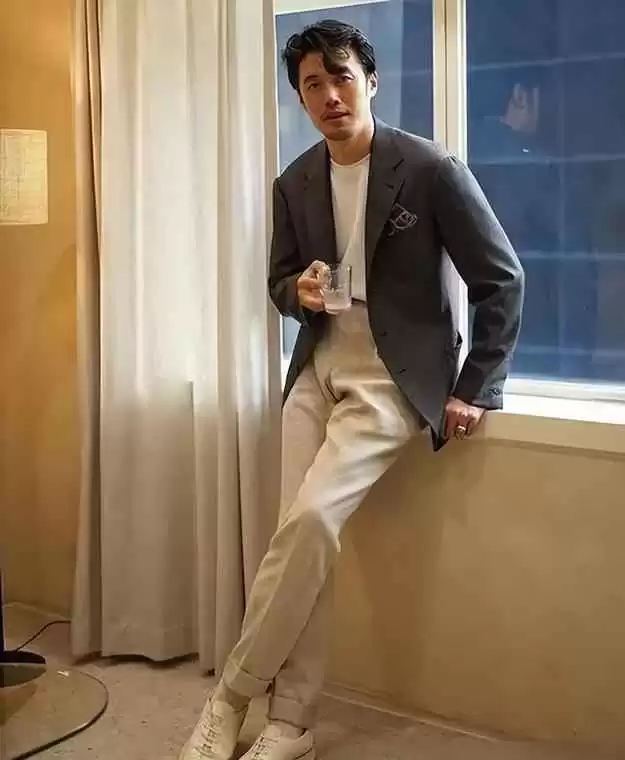 中老年男士冬季穿搭秘诀:戴帽与亮色衣的年轻魔法