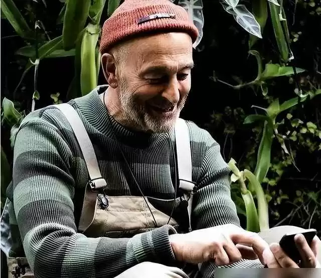 中老年男士冬季穿搭秘诀:戴帽与亮色衣的年轻魔法