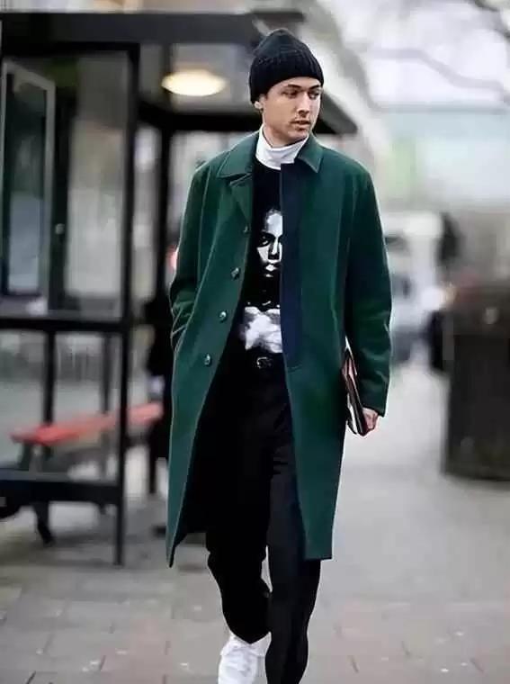 中老年男士冬季穿搭秘诀:戴帽与亮色衣的年轻魔法