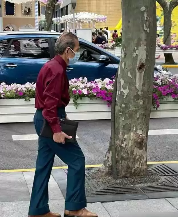 中老年男士冬季穿搭秘诀:戴帽与亮色衣的年轻魔法