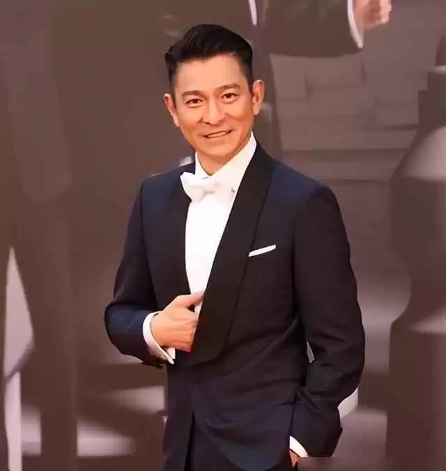 中老年男士冬季穿搭秘诀:戴帽与亮色衣的年轻魔法