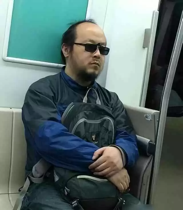 中老年男士冬季穿搭秘诀:戴帽与亮色衣的年轻魔法