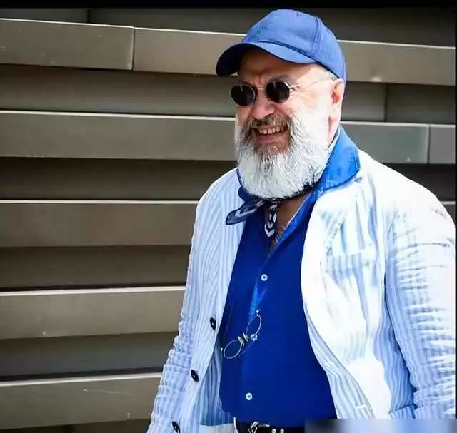 中老年男士冬季穿搭秘诀:戴帽与亮色衣的年轻魔法