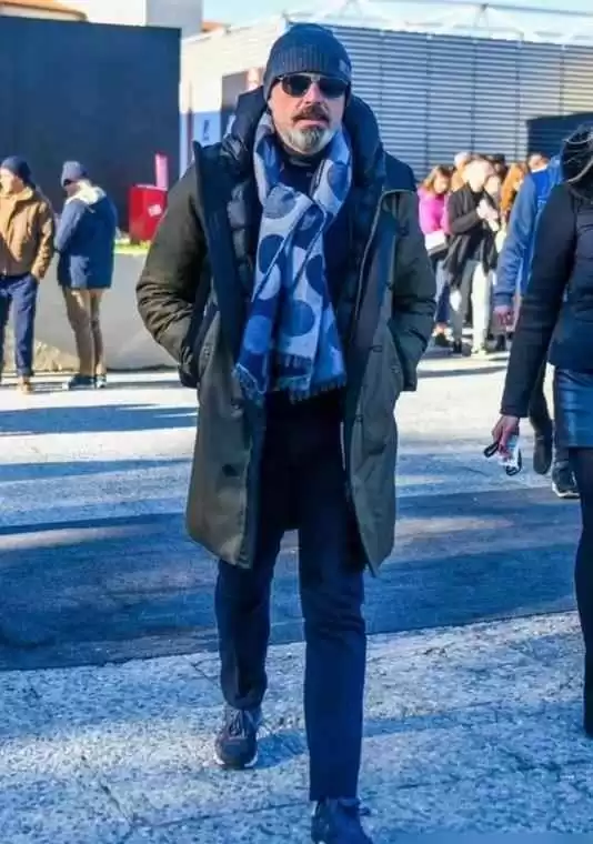 中老年男士冬季穿搭秘诀:戴帽与亮色衣的年轻魔法