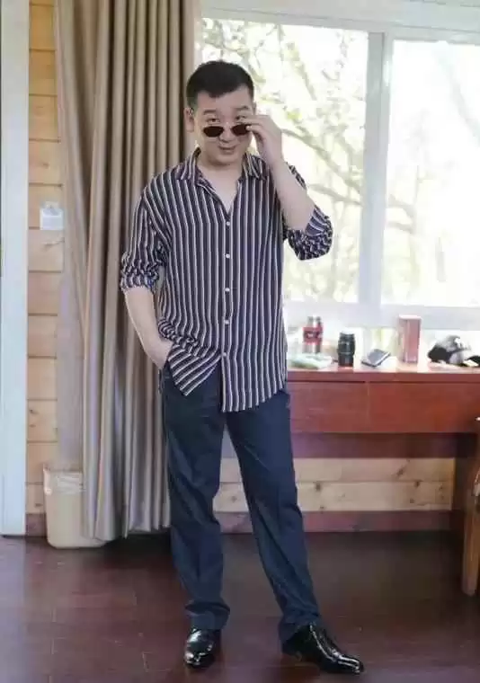 中老年男士冬季穿搭秘诀:戴帽与亮色衣的年轻魔法