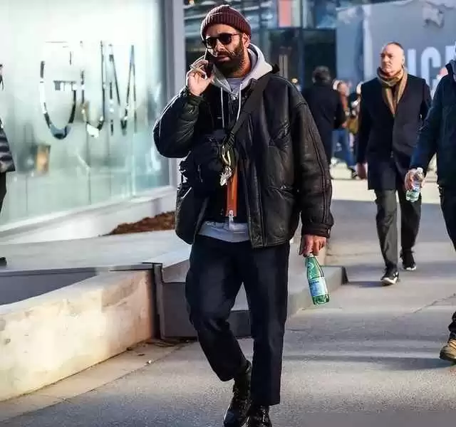 中老年男士冬季穿搭秘诀:戴帽与亮色衣的年轻魔法