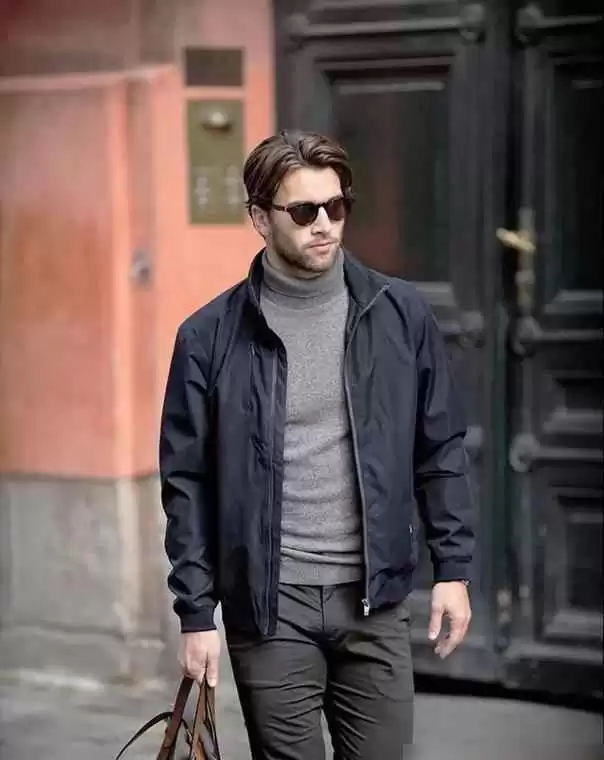 中老年男士冬季穿搭秘诀:戴帽与亮色衣的年轻魔法