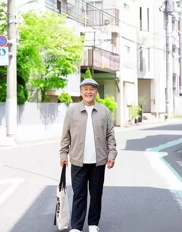 中老年男士冬季穿搭秘诀:戴帽与亮色衣的年轻魔法