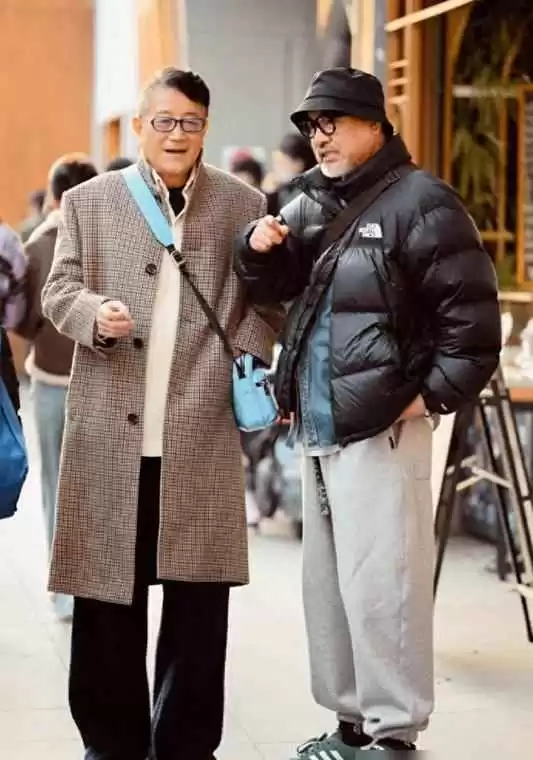 中老年男士冬季穿搭秘诀:戴帽与亮色衣的年轻魔法