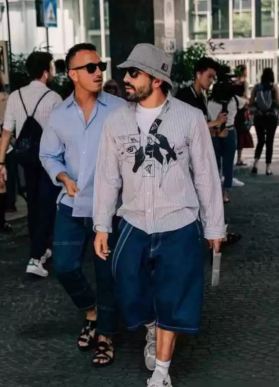 中老年男士冬季穿搭秘诀:戴帽与亮色衣的年轻魔法