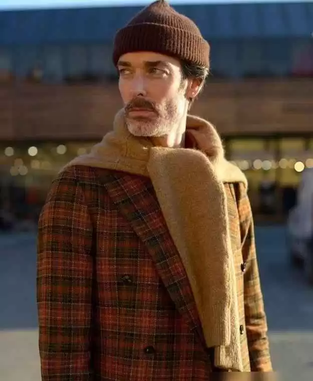 中老年男士冬季穿搭秘诀:戴帽与亮色衣的年轻魔法