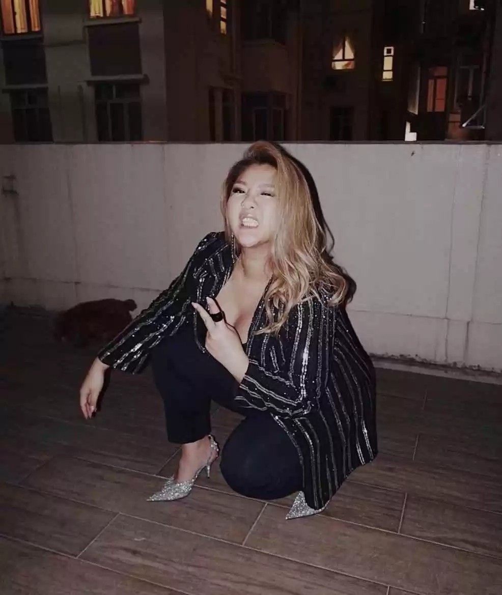 180斤胖子穿衣搭配秘诀:郑欣宜示范丰满身材如何穿出性感