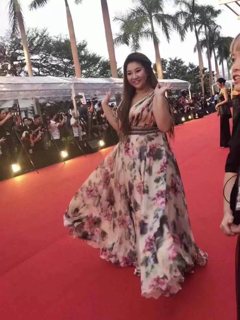 180斤胖子穿衣搭配秘诀:郑欣宜示范丰满身材如何穿出性感