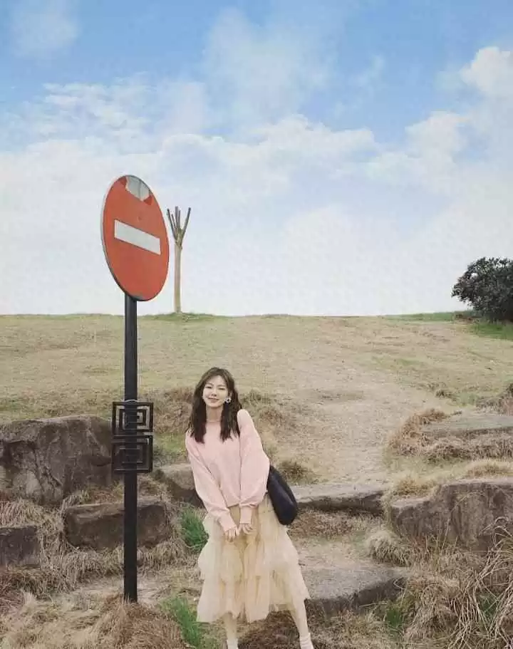 气质女人穿搭秘籍:十款洋气减龄搭配指南