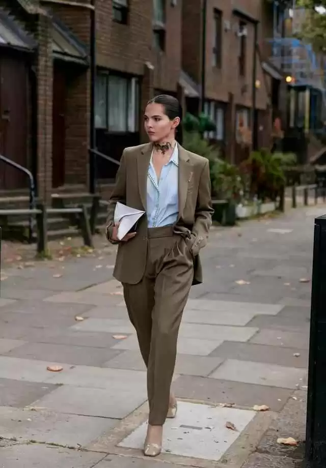 2023职场穿搭秘籍:优雅女性的混搭技巧,轻松穿出得体自信