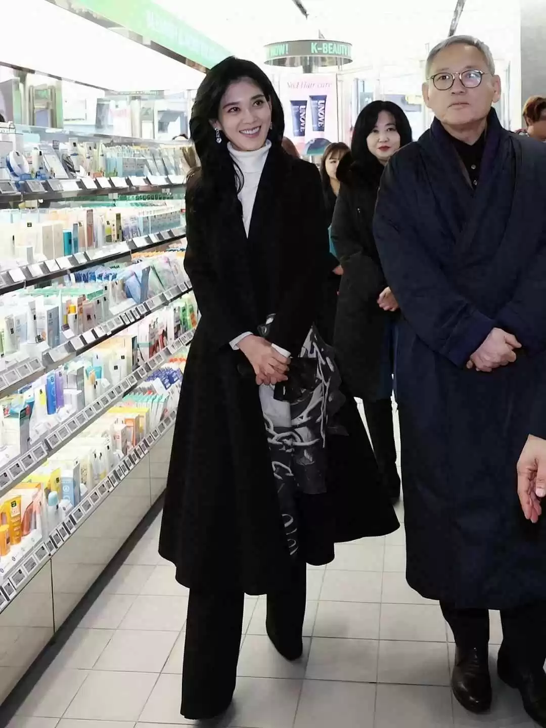 韩剧时尚灵感：跟韩国女首富学冬天穿搭，秘诀是裙不过踝、裤要长、大衣别配打底裤