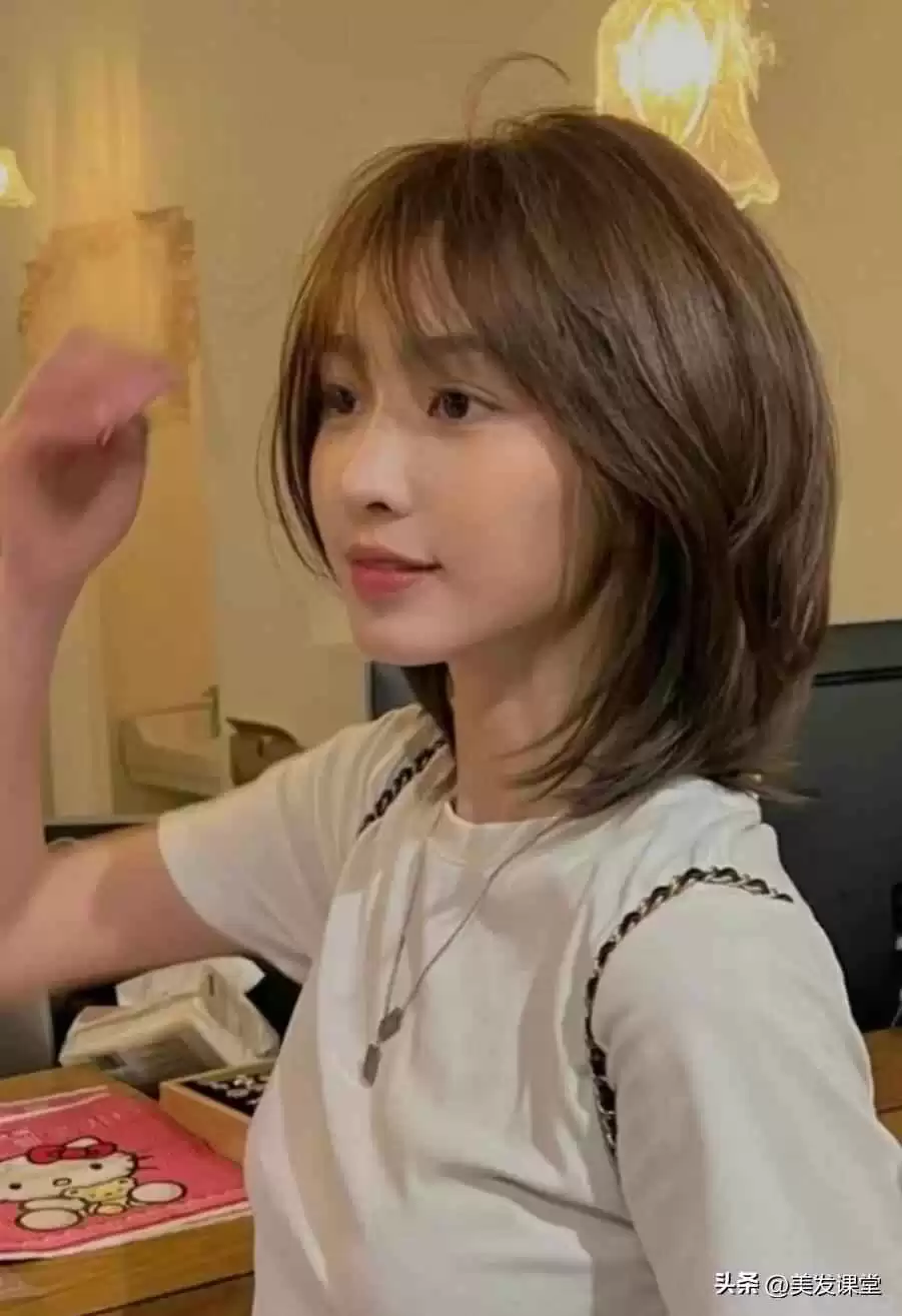 小脸女生必备发型指南:两款超显脸小短发,时髦减龄氛围感拉满