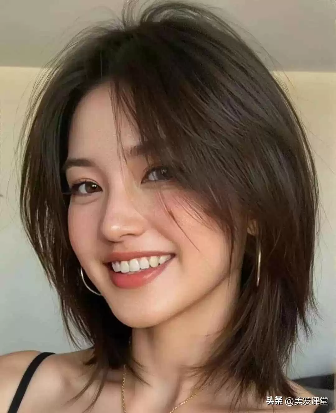 小脸女生必备发型指南:两款超显脸小短发,时髦减龄氛围感拉满