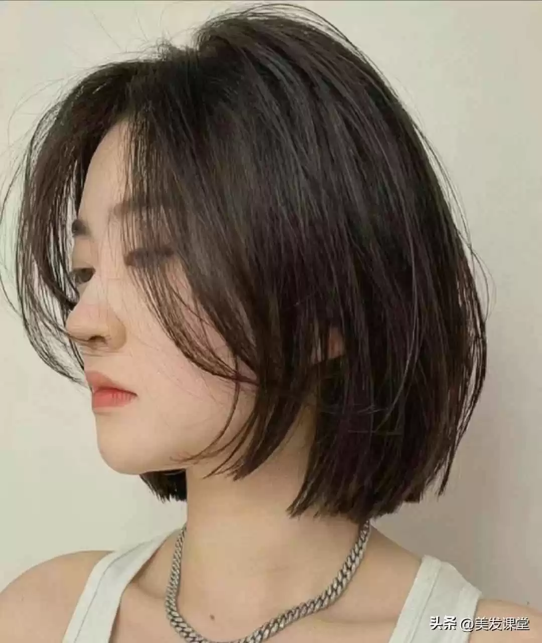 小脸女生必备发型指南:两款超显脸小短发,时髦减龄氛围感拉满