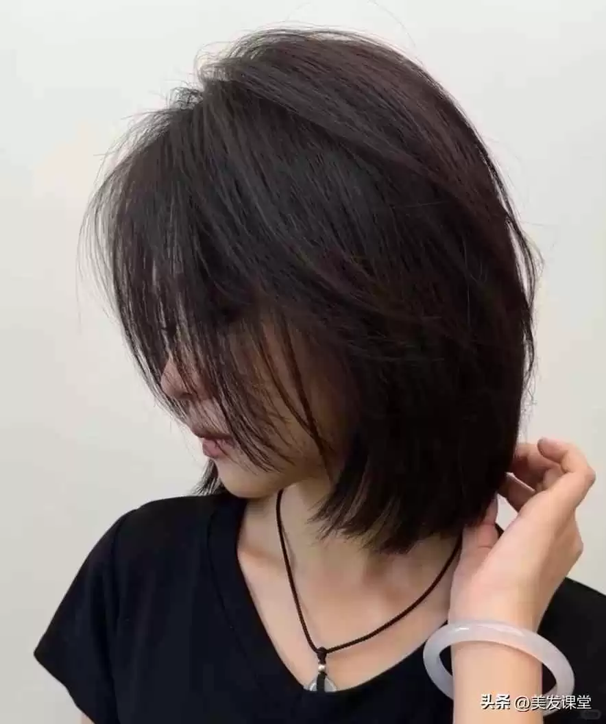 小脸女生必备发型指南:两款超显脸小短发,时髦减龄氛围感拉满