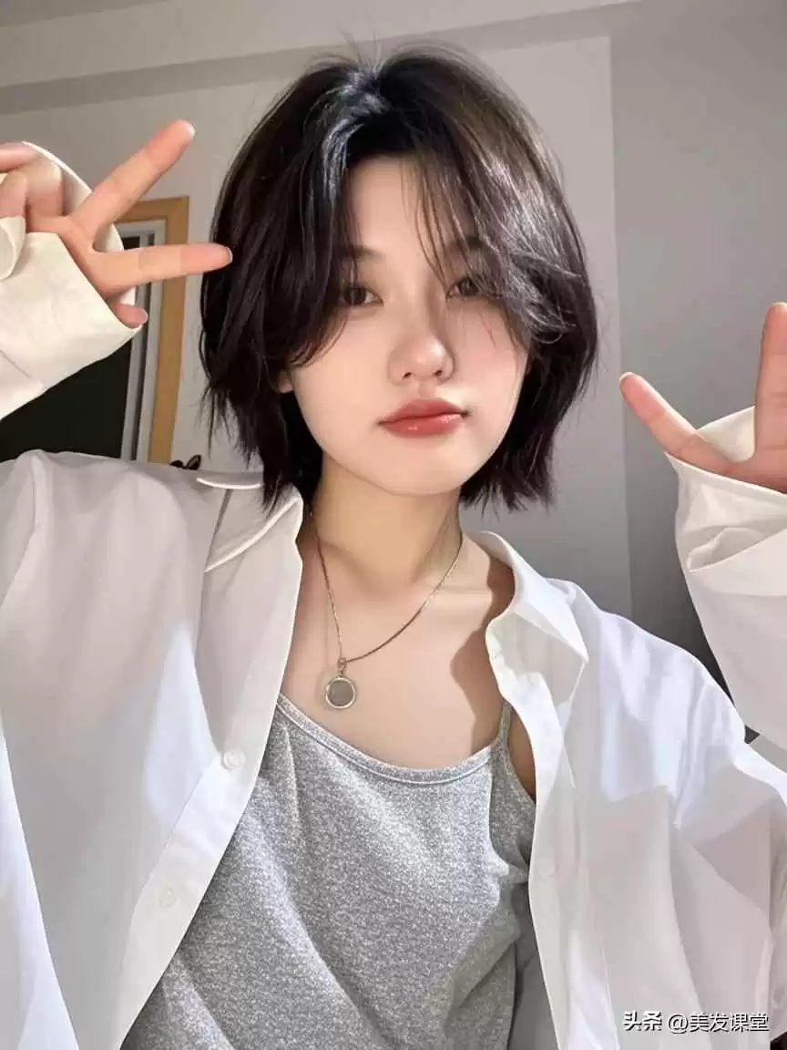 小脸女生必备发型指南:两款超显脸小短发,时髦减龄氛围感拉满