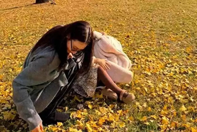 小孩穿衣搭配技巧：崔智友五岁女儿碎花裙造型萌翻网友