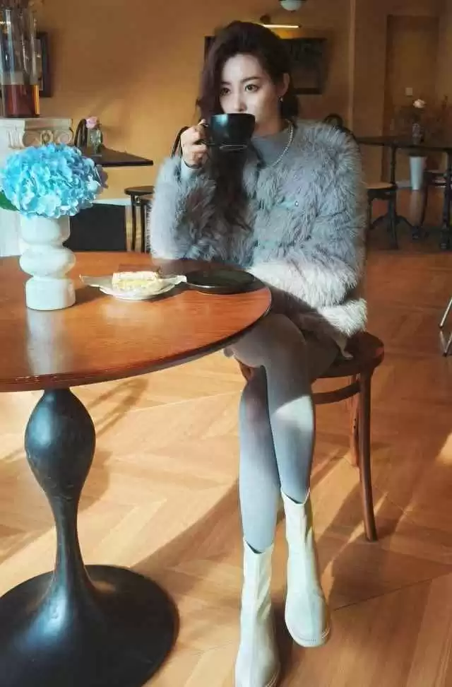 灰貂穿搭全攻略：高级灰名媛范，灰色皮草配打底裤超吸睛