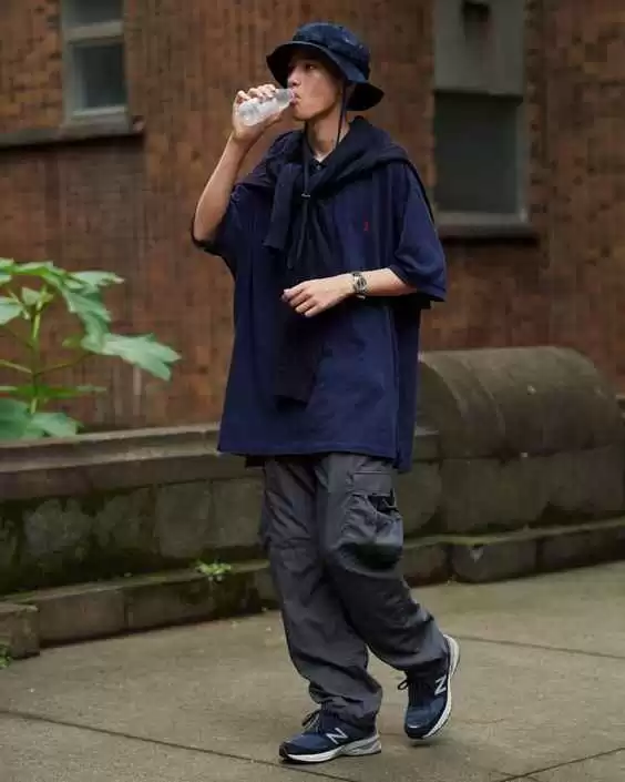 高瘦男生穿搭秘籍:3款衣服让你告别单薄,秒变型男