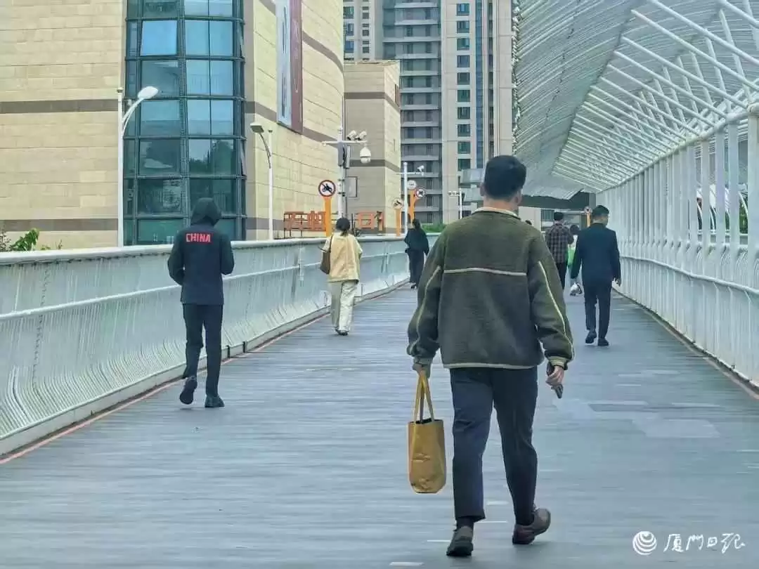 夏季学生穿衣指南:孩子35度裹外套,13度穿短袖!妈妈们,你家娃今天穿对了吗? 夏季学生穿衣指南:孩子35度裹外套,13度穿短袖!妈妈们,你家娃今天穿对了吗?