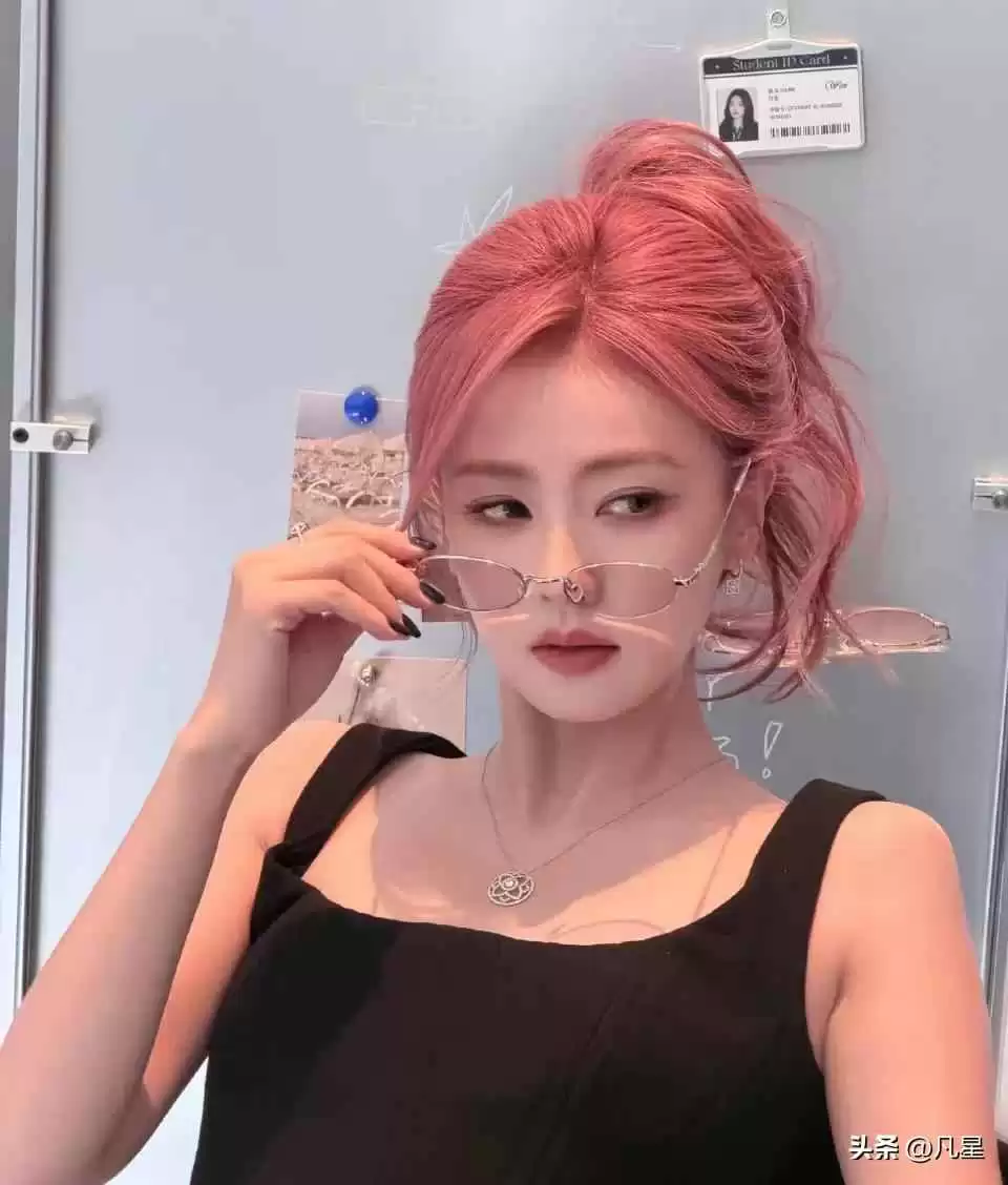 粉色头发穿搭宝典:白鹿的时尚造型大揭秘