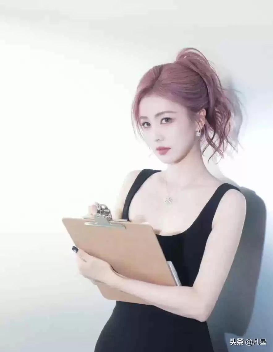 粉色头发穿搭宝典:白鹿的时尚造型大揭秘