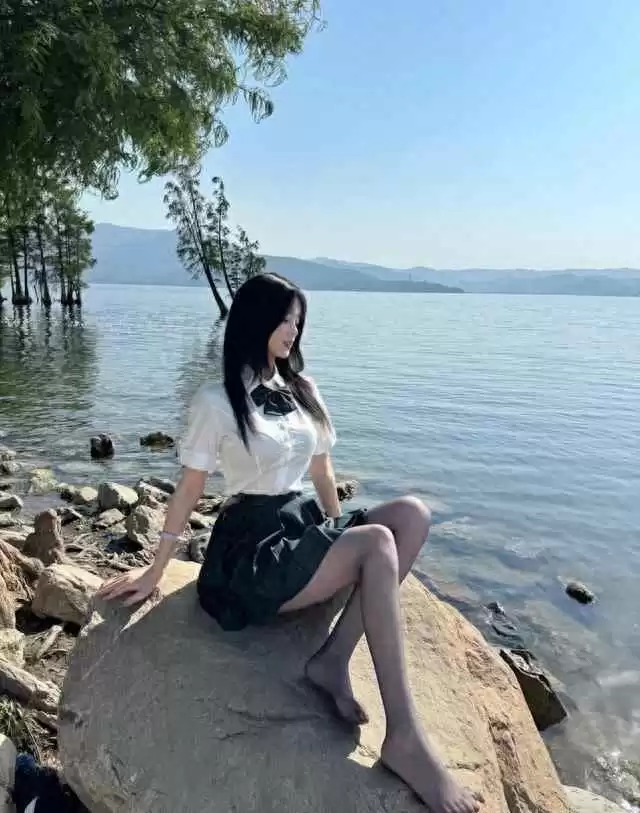 170身高女生穿衣搭配技巧：白衬衫配短裙，光脚也妩媚！