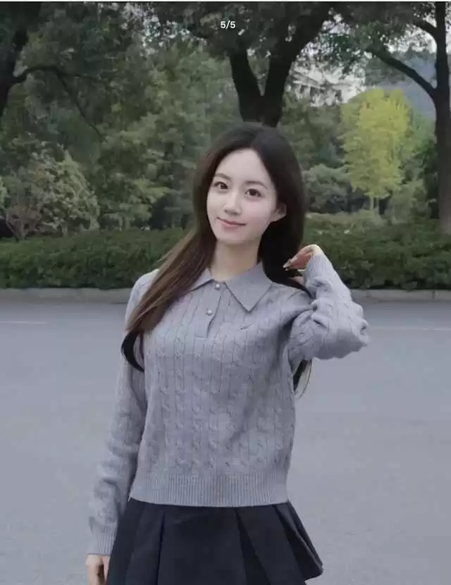 校园女生短裙穿搭攻略:自拍系列分享,今天穿短裙有点冷但潮流满分