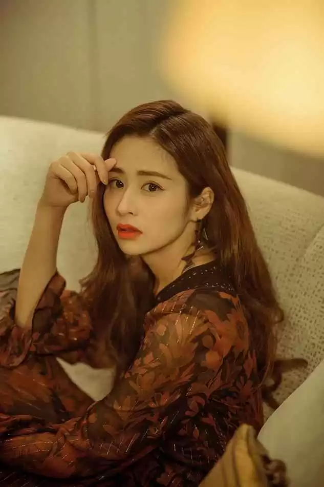 颖儿穿搭宝典:街拍造型图片大全,风格百变超吸睛!