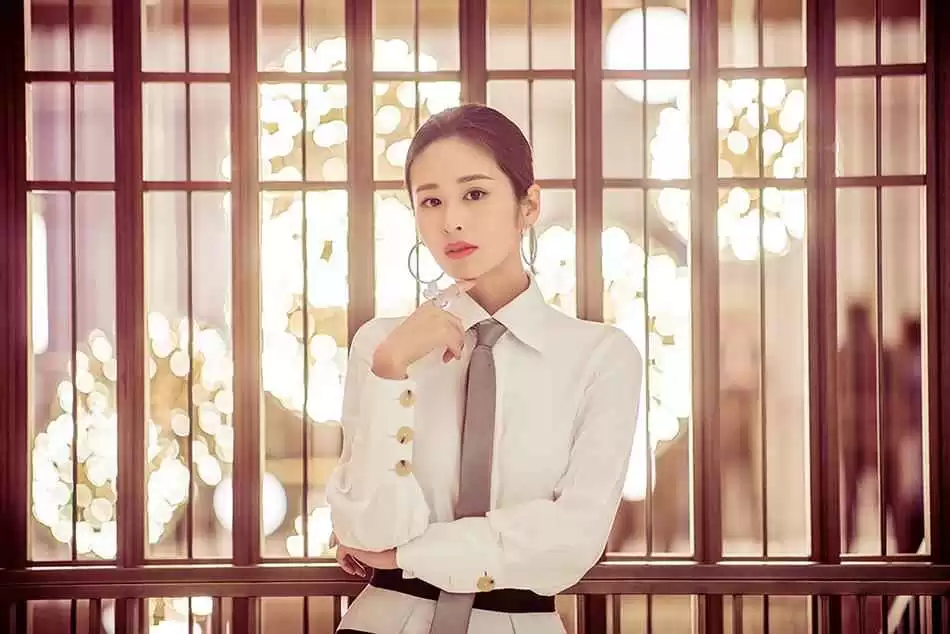 颖儿穿搭宝典:街拍造型图片大全,风格百变超吸睛!