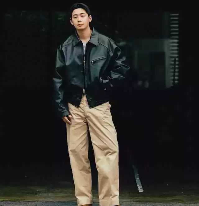 40岁男人夏季穿搭攻略:皮夹克配休闲裤,轻松穿出帅气成熟范儿