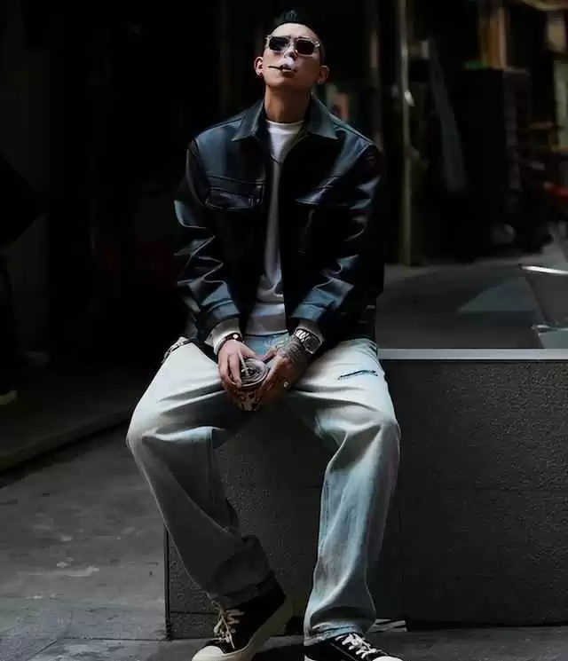40岁男人夏季穿搭攻略:皮夹克配休闲裤,轻松穿出帅气成熟范儿