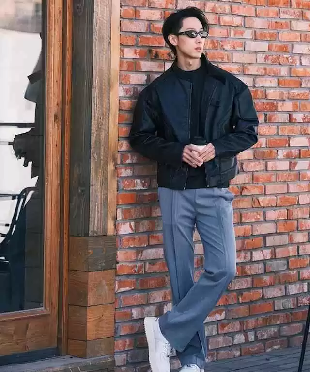 40岁男人夏季穿搭攻略:皮夹克配休闲裤,轻松穿出帅气成熟范儿