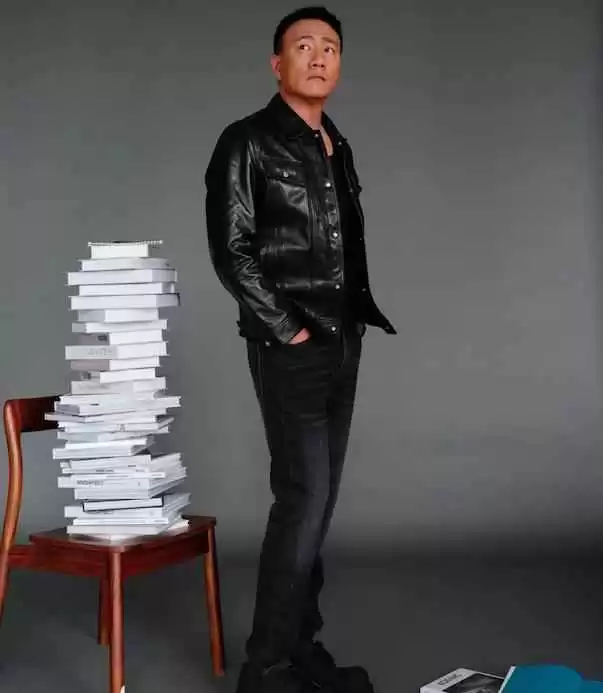 40岁男人夏季穿搭攻略:皮夹克配休闲裤,轻松穿出帅气成熟范儿