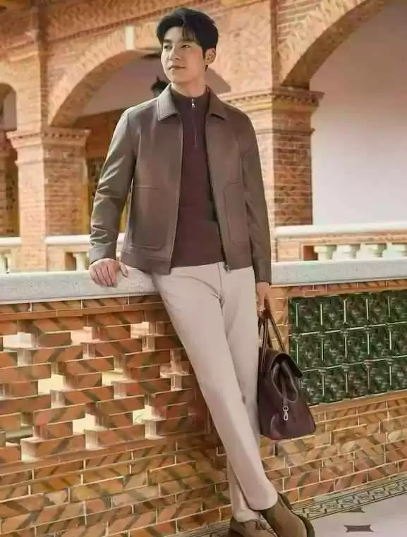 40岁男人夏季穿搭攻略:皮夹克配休闲裤,轻松穿出帅气成熟范儿