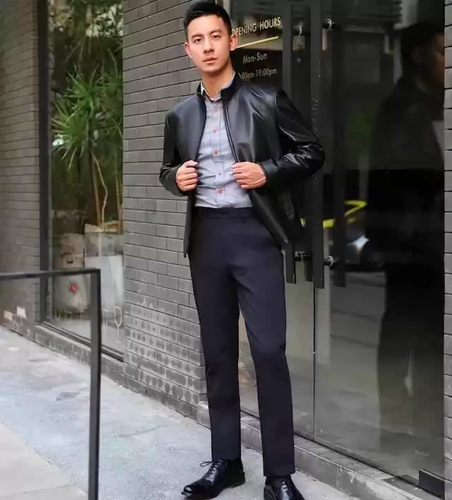 40岁男人夏季穿搭攻略:皮夹克配休闲裤,轻松穿出帅气成熟范儿