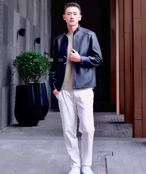 40岁男人夏季穿搭攻略:皮夹克配休闲裤,轻松穿出帅气成熟范儿