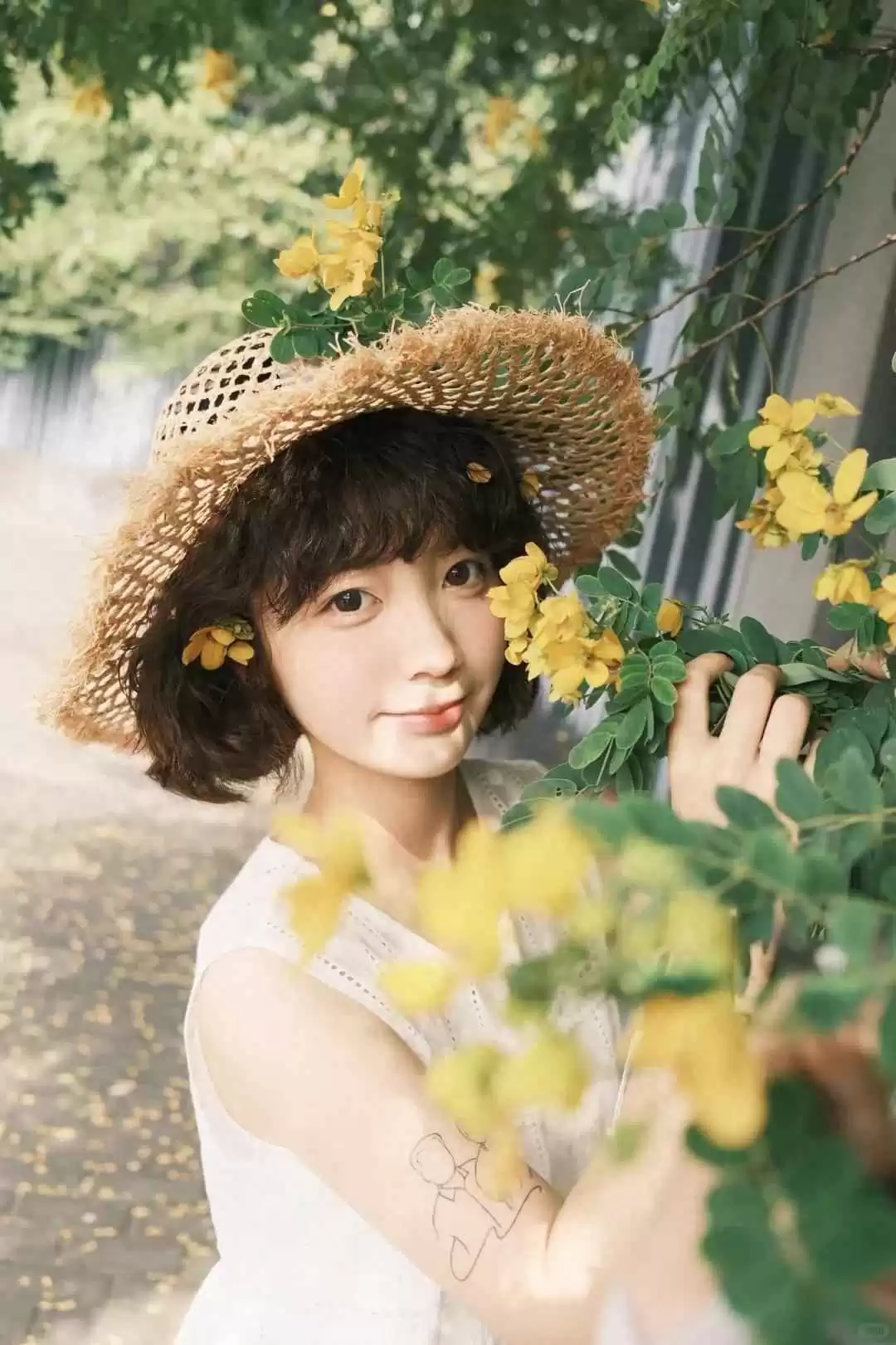 夏季女生小清新穿搭秘诀：草帽花裙的甜美搭配指南