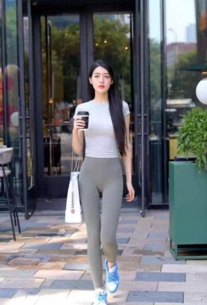 肩瘦的女生穿衣搭配 身材好的女生这样穿就对了,灰色T恤配瑜伽裤,彰显完美清纯范儿 肩瘦的女生穿衣搭配 身材好的女生这样穿就对了,灰色T恤配瑜伽裤,彰显完美清纯范儿