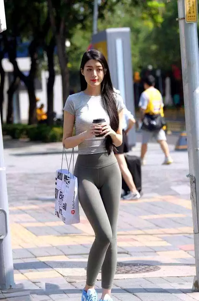 肩瘦的女生穿衣搭配 身材好的女生这样穿就对了,灰色T恤配瑜伽裤,彰显完美清纯范儿