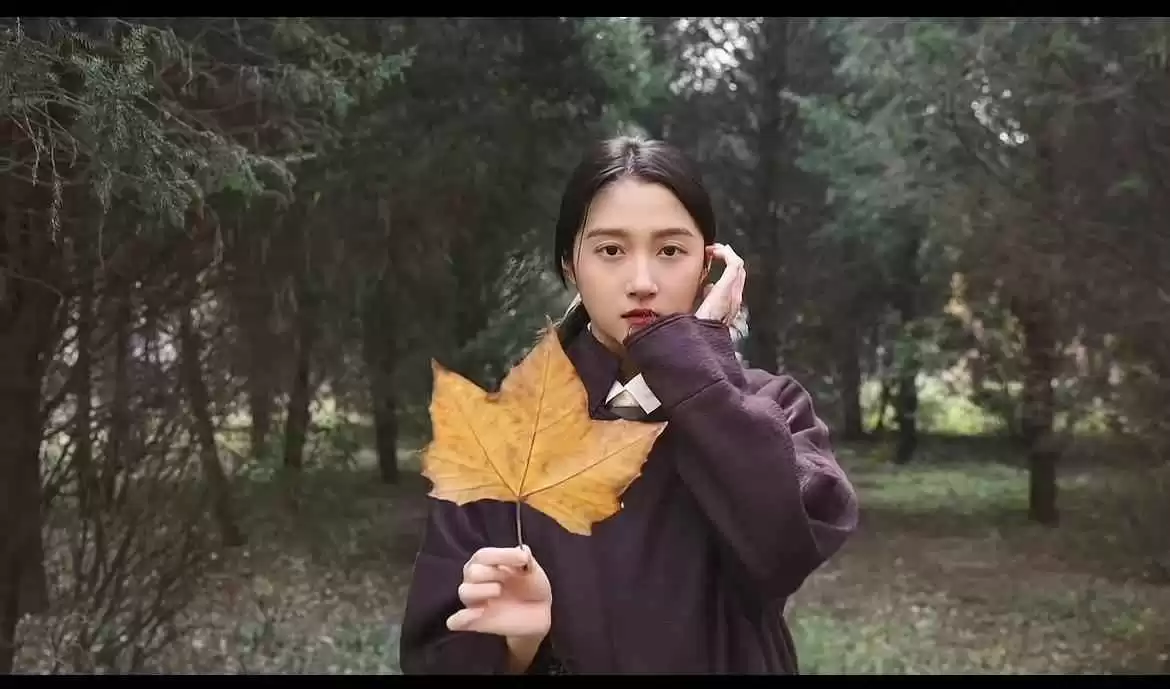 关晓彤秋日林间穿搭大片：普通女孩的秋日搭配灵感