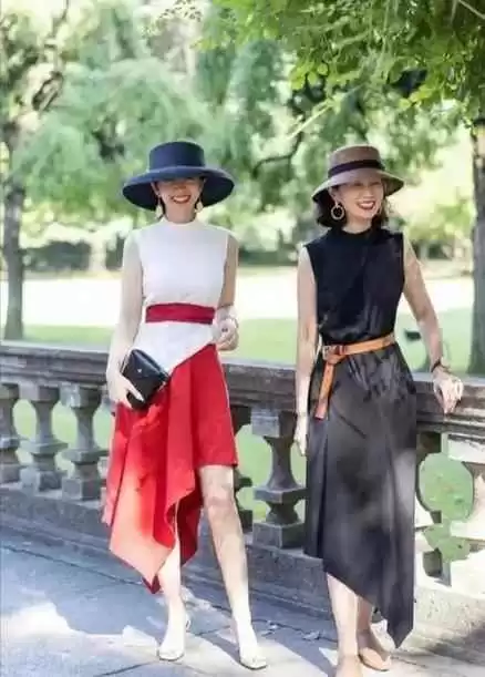 红色衣服穿搭指南：三木母女教你摆脱俗气，穿出高级感